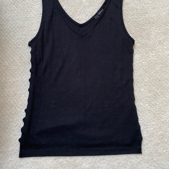 Black v-neck tanktop - Picture 2 of 3